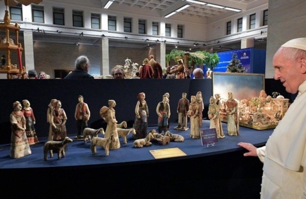 Pape François à l'exposition 100 presepi au Vatican