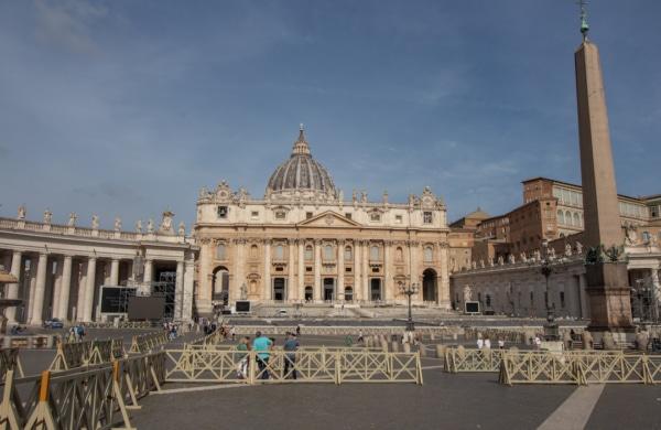 Basilique Saint Pierre avec son obélisque à Rome