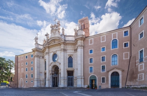 La Basilique Sainte Croix de Jérusalem de l'extérieur à Rome