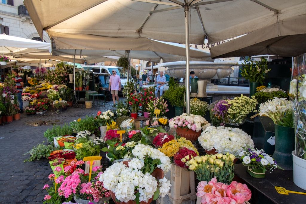 Stands de fleurs au Campo de Fiori à Rome