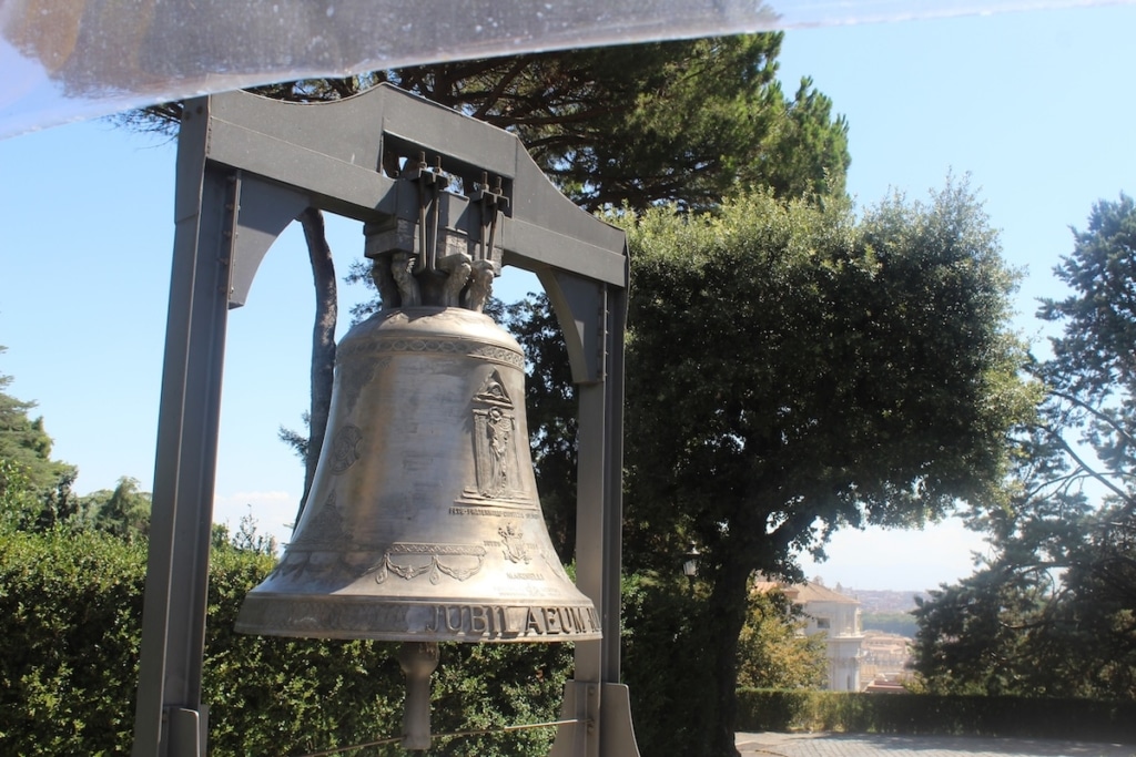 Cloche du Jubilé aux Jardins du Vatican