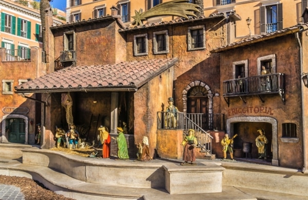 Crèche installée sur la Piazza di Spagna pour Noël à Rome
