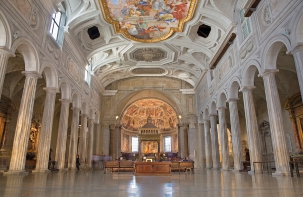 Intérieur de l'église Saint Pierre aux liens à Rome