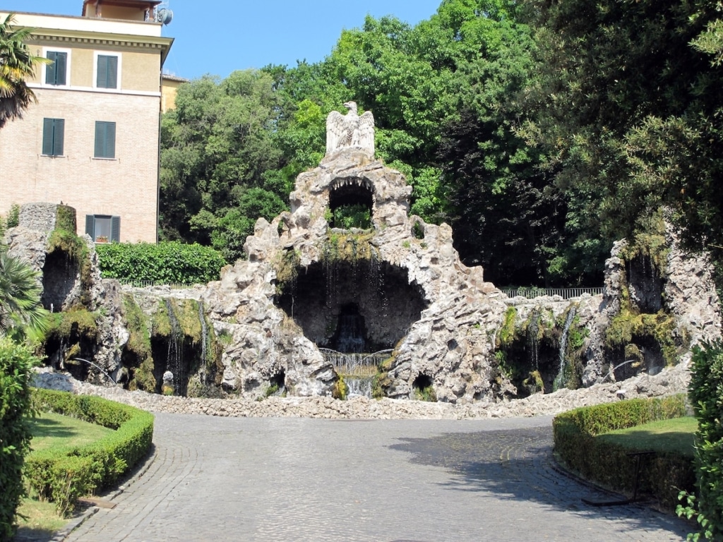 Fontaine de l'aigle dans les jardins du Vatican à Rome