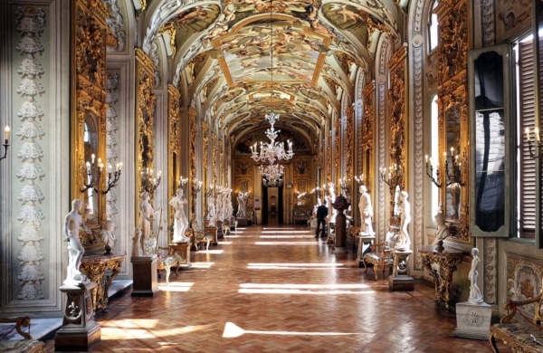 Galerie des miroirs de la Galeria Doria Pamphilj à Rome