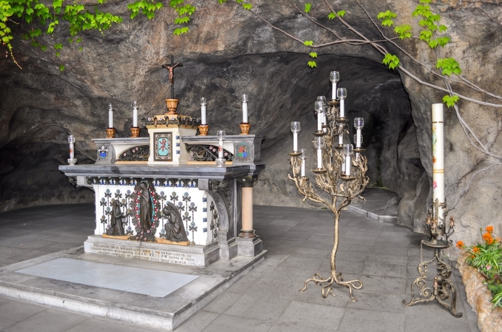 Reconstitution de la grotte de Lourdes dans les Jardins du Vatican