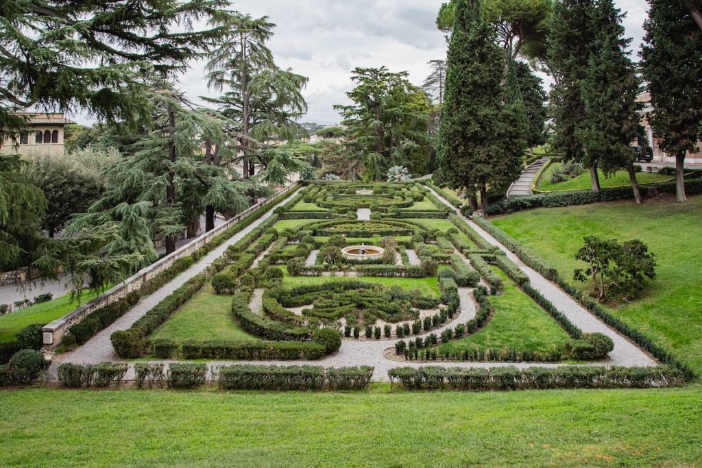 Jardin à l'italienne dans les Jardins du Vatican à Rome
