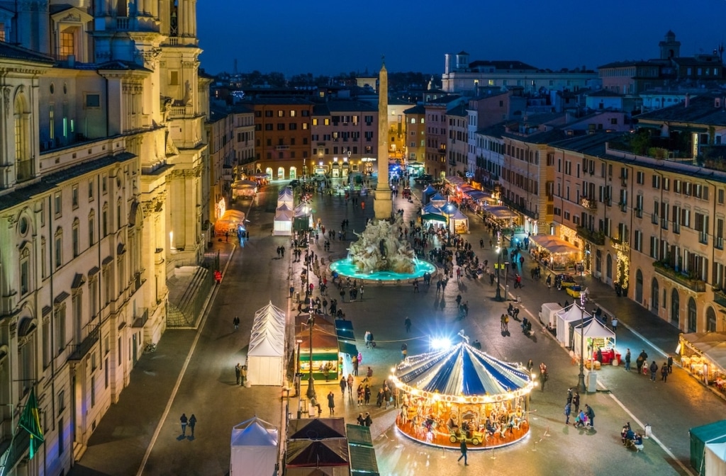 Vue aérienne du marché de Noël à la Piazza Navona à Rome
