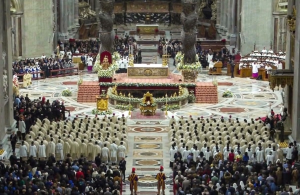 Messe de minuit à l'intérieur de la Basilique Saint Pierre à Rome
