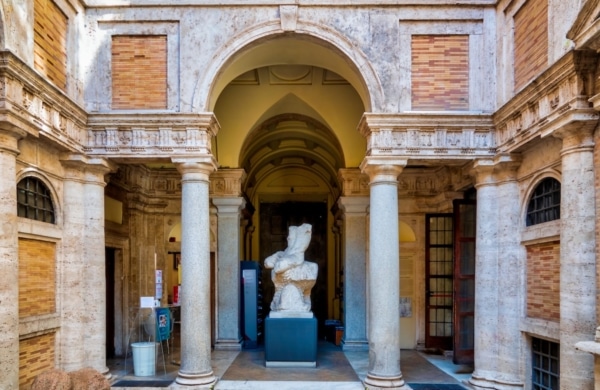 Entrée du musée de sculptures antiques Barracco à Rome
