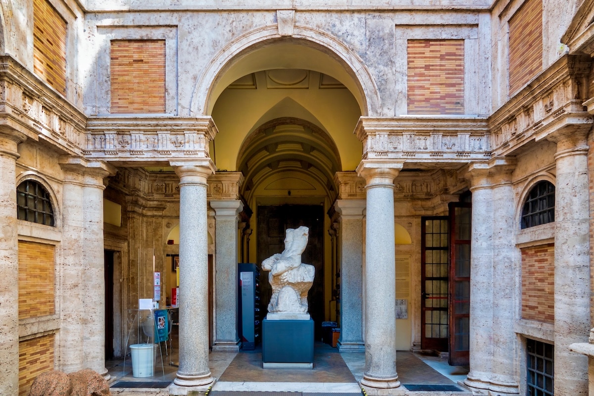Entrée du musée de sculptures antiques Barracco à Rome