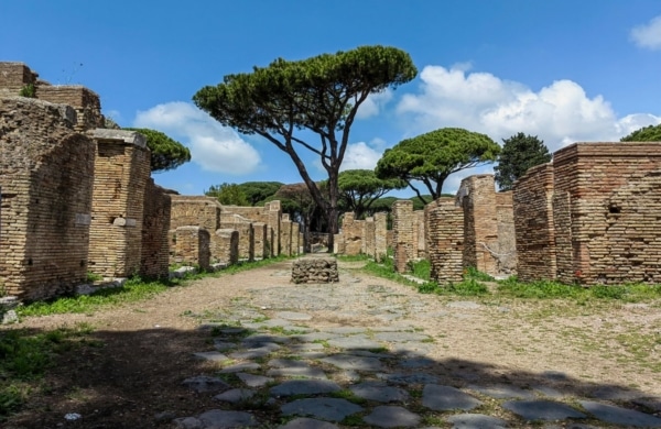 Avenue principale de la zone archéologique Ostia Antica à Rome