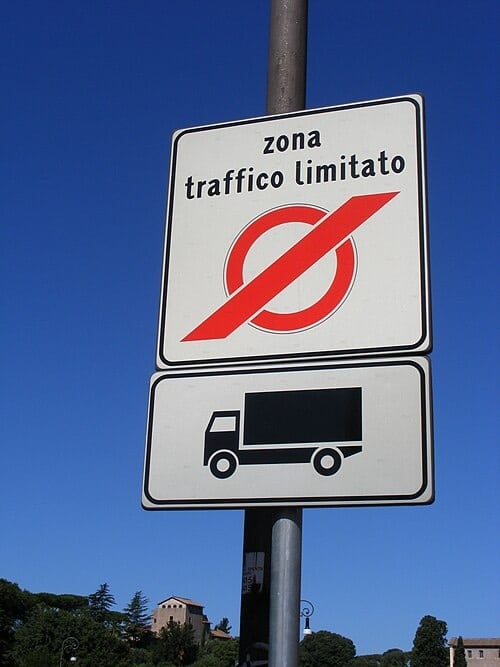 Panneau routier à Rome annonçant une Zone de trafic limité