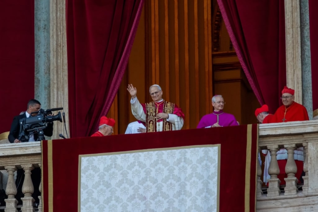 Papea au balcon à Rome