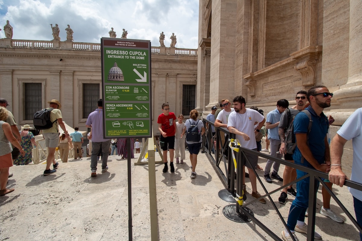 Queue pour le dôme de la Basilique Saint Pierre