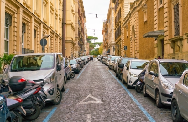 Voitures garées sur des places bleues dans la rue à Rome