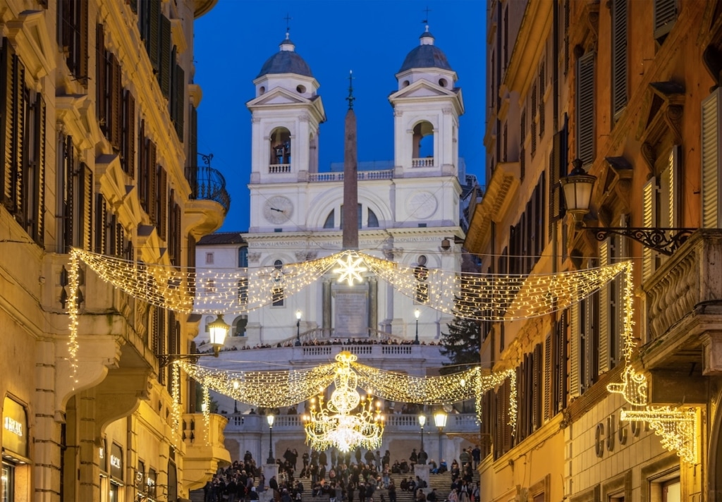 Via dei Condotti décorée pour Noel à Rome