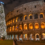 Sapin illuminée devant le Colisée à Rome de nuit