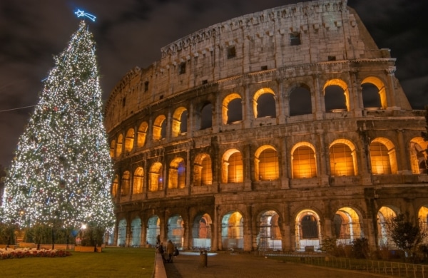 Sapin illuminée devant le Colisée à Rome de nuit