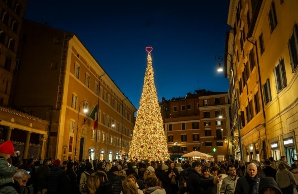 Sapin sur la Piazza Lorenzo in Lucina à Rome