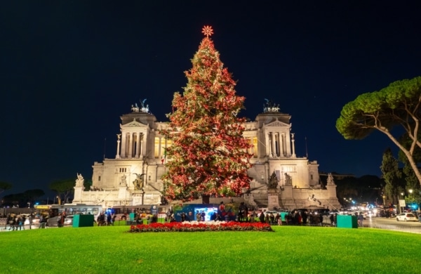 Sapin illuminé sur la Piazza Venezia de nuit à Rome