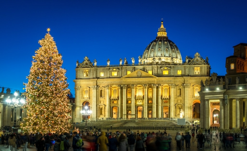 Sapin illuminé devant la Basilique Saint Pierre au Vatican de nuit