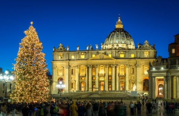 Sapin illuminé devant la Basilique Saint Pierre au Vatican de nuit