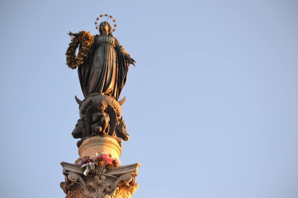 Statue de la Vierge Marie avec couronne de fleurs pour l'Immaculée Conception à Rome