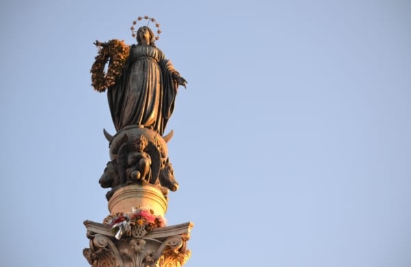 Statue de la Vierge Marie avec couronne de fleurs pour l'Immaculée Conception à Rome