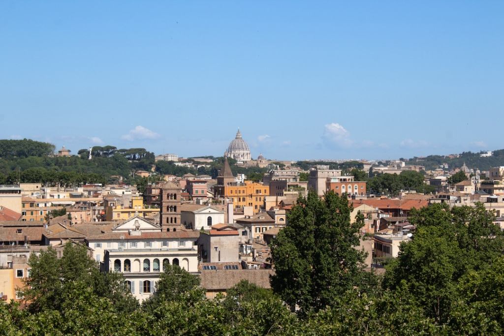 Vue sur Rome depuis le Parco Savello à Rome