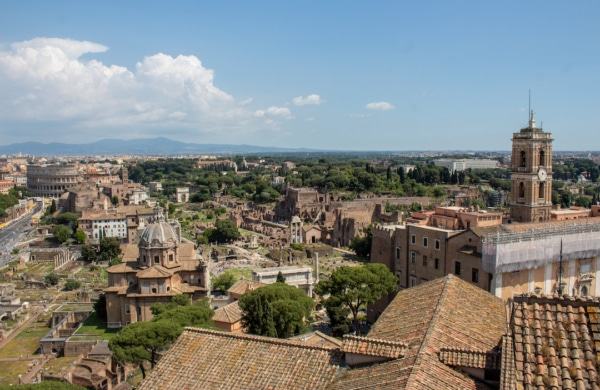 Vue sur le Colisée et le Forum Romain depuis Il Vittoriano à Rome