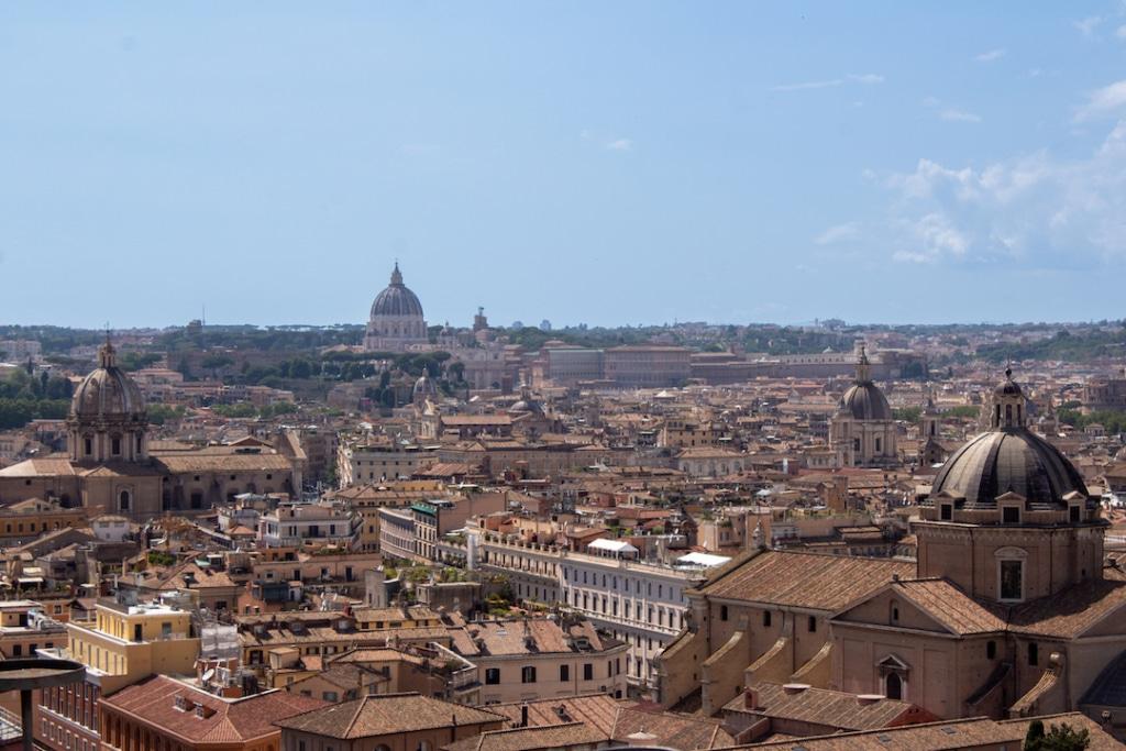 Vue sur Rome et la Basilique Saint Pierre depuis Il Vittoriano
