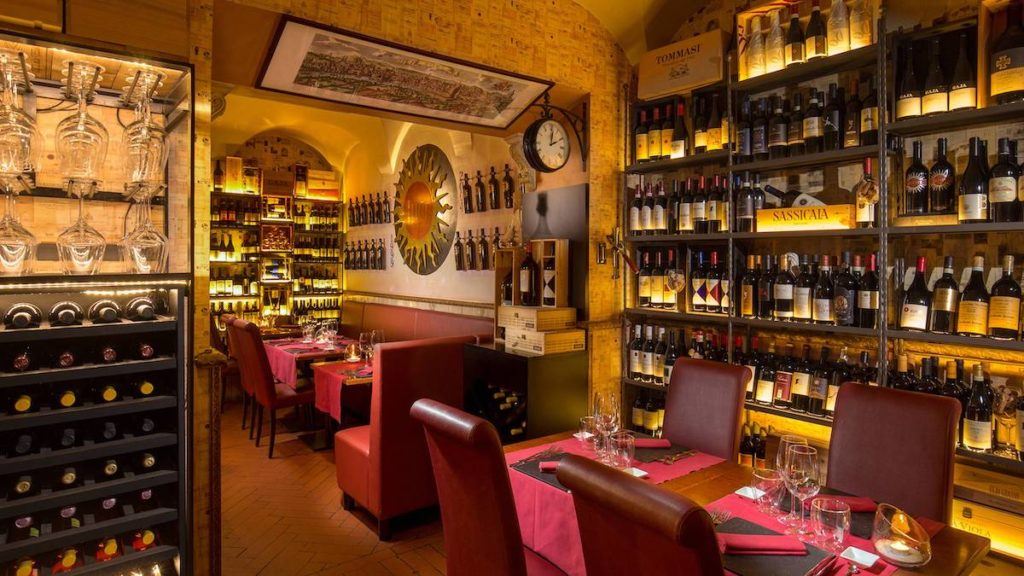 Ce restaurant propose des plats raffinés à base de truffes et autres produits de saison.