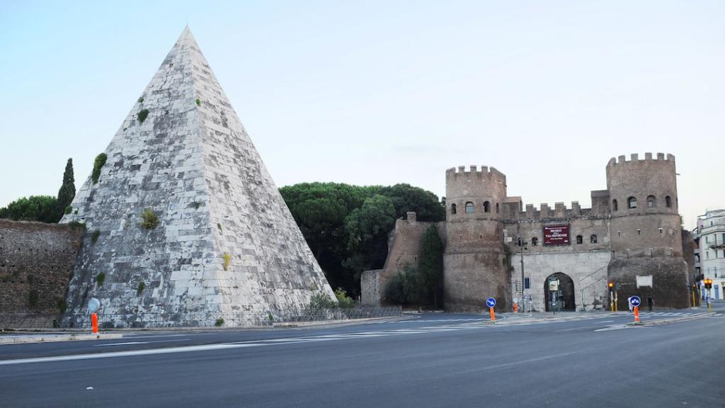 La Pyramide de Cestius se trouve dans le quartier Testaccio à Rome