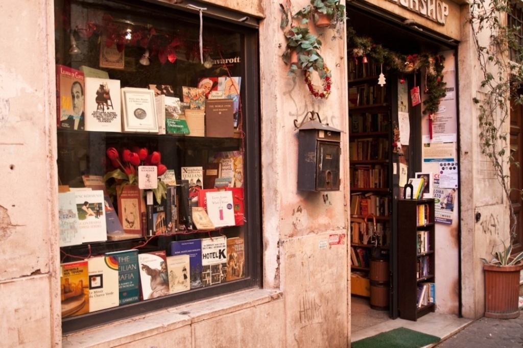 Devanture de boutiques indépendantes au Trastevere à Rome.