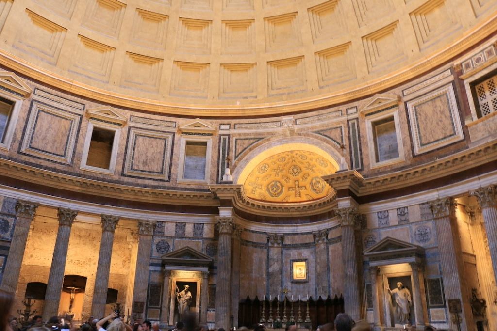 Les alcôves à l'intérieur du Panthéon à Rome