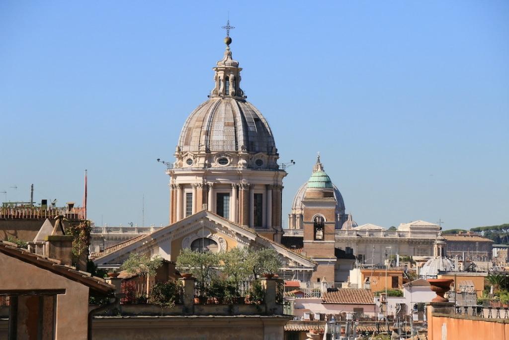 Vue sur l'église San carlo al Corso depuis les escaliers de la place de'Espagne