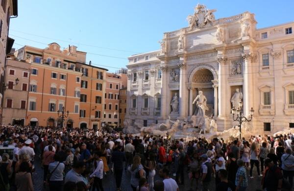 La foule devant la Fontaine de Trevi à Rome