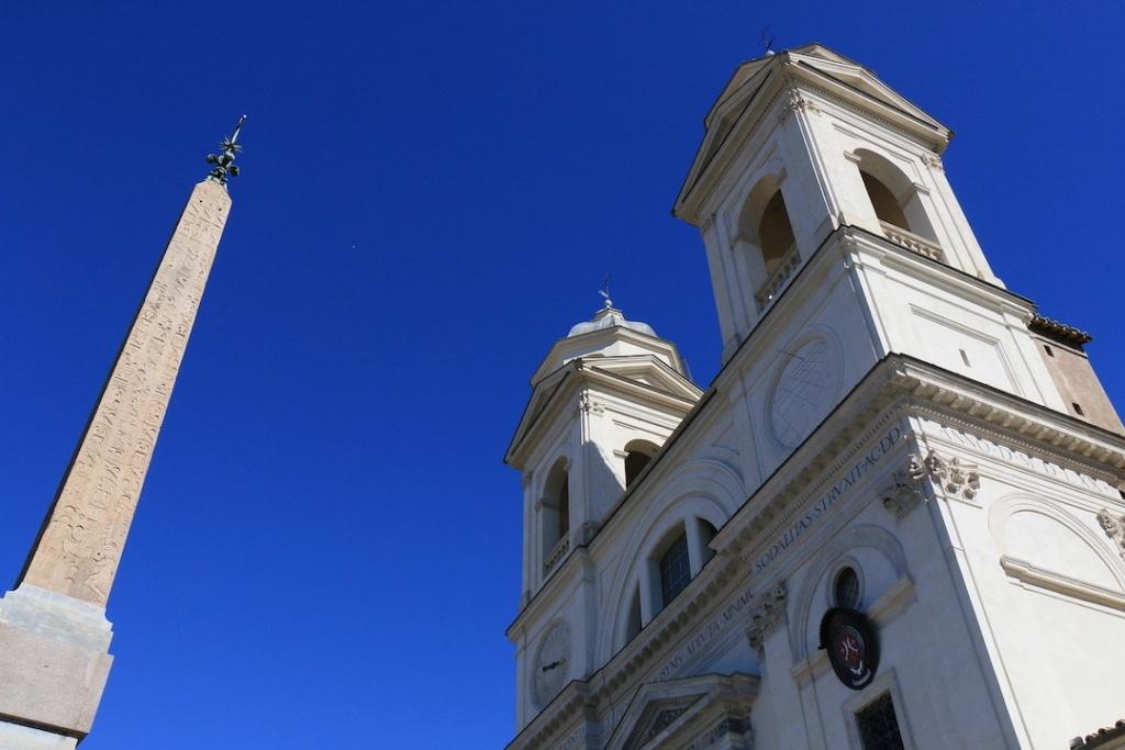 Les 2 clochers de l'église Trinité des Monts sur la place d'Espagne