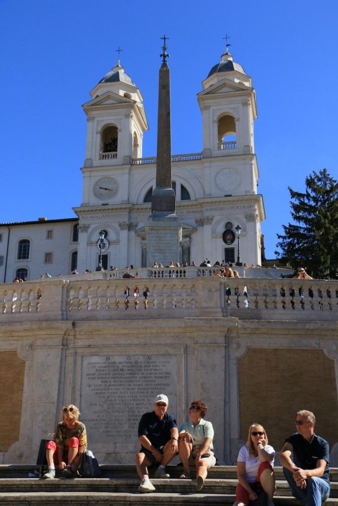 Obélisque et Eglise de la Trinité des Monts près de la Place d'Espagne à Rome