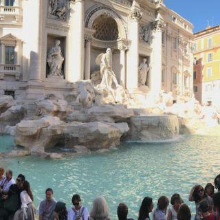Vue panoramique de la Fontaine de Trevi à Rome