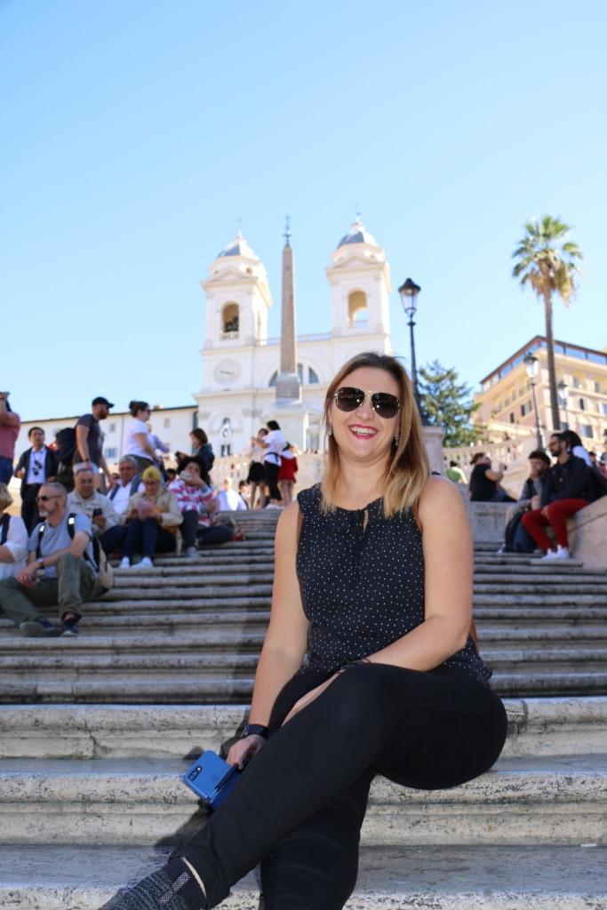 Femme dans les marches de la place d'Espagne