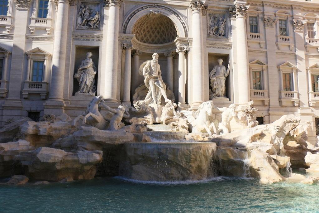 L'imposante sculpture de la Fontaine de Trevi à Rome