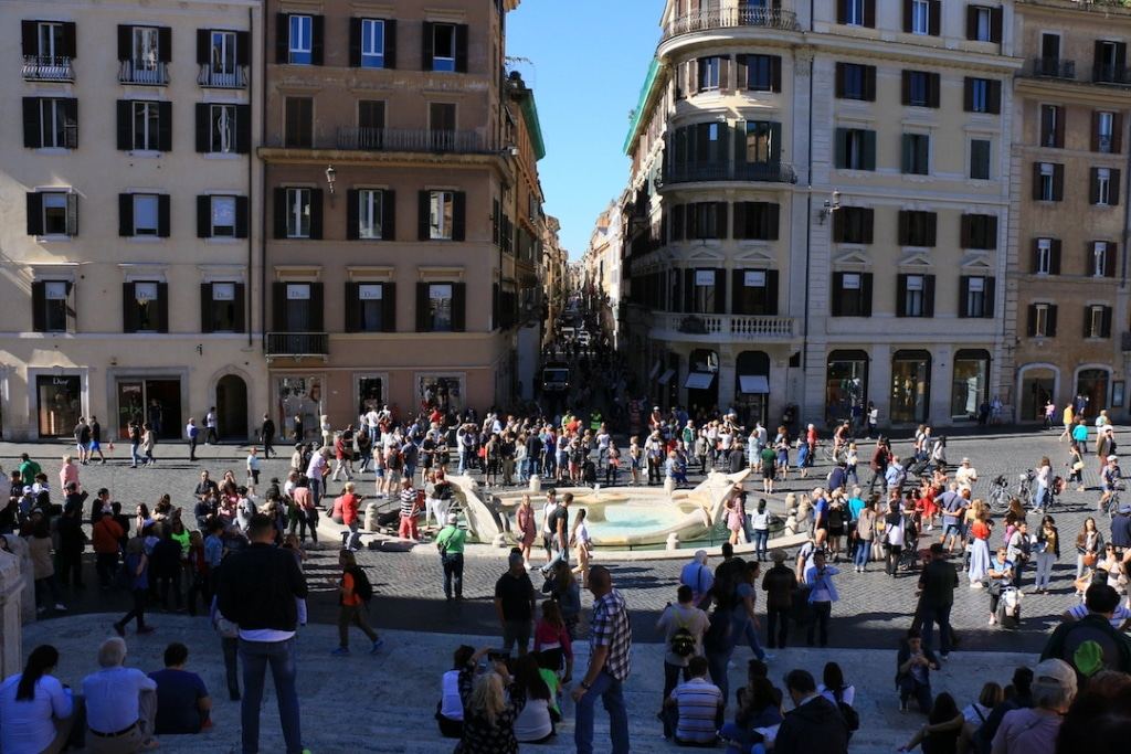 Vue sur la fontaine Barcaccia et Via Dei Condotti depuis les marches de la place d'Espagne à Rome