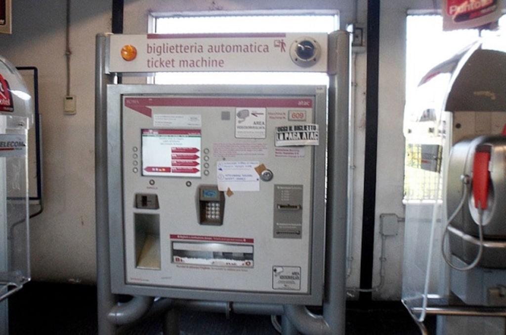 Distributeurs automatiques dans les stations de métro à Rome.