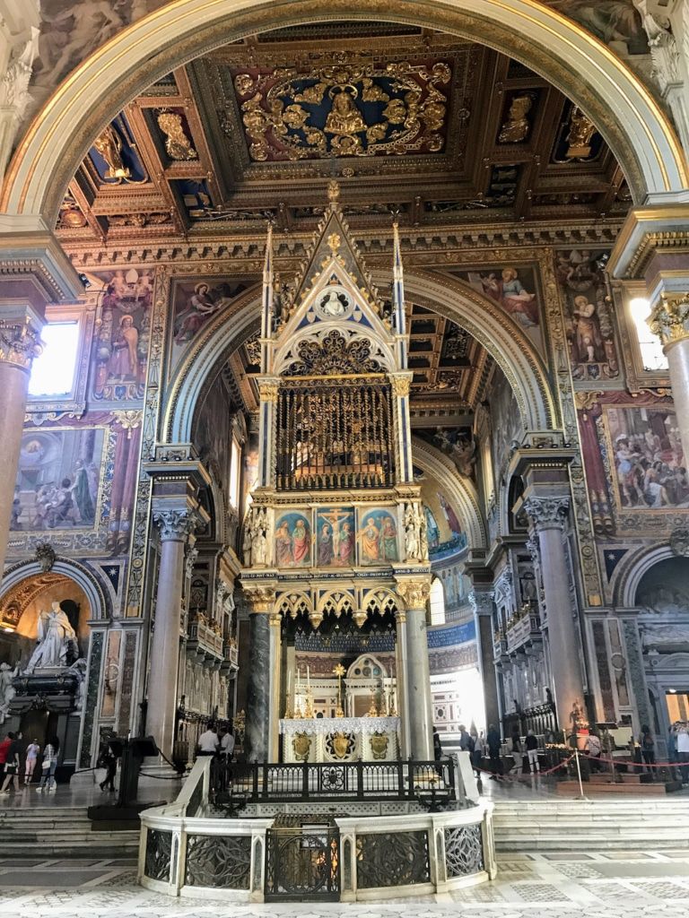 L'autel papal de la basilique Saint Jean de Latran à Rome