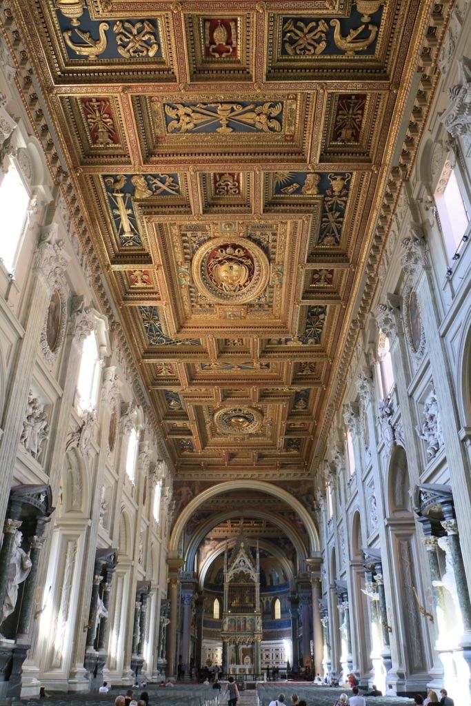 La nef de la basilique Saint Jean de Latran à Rome