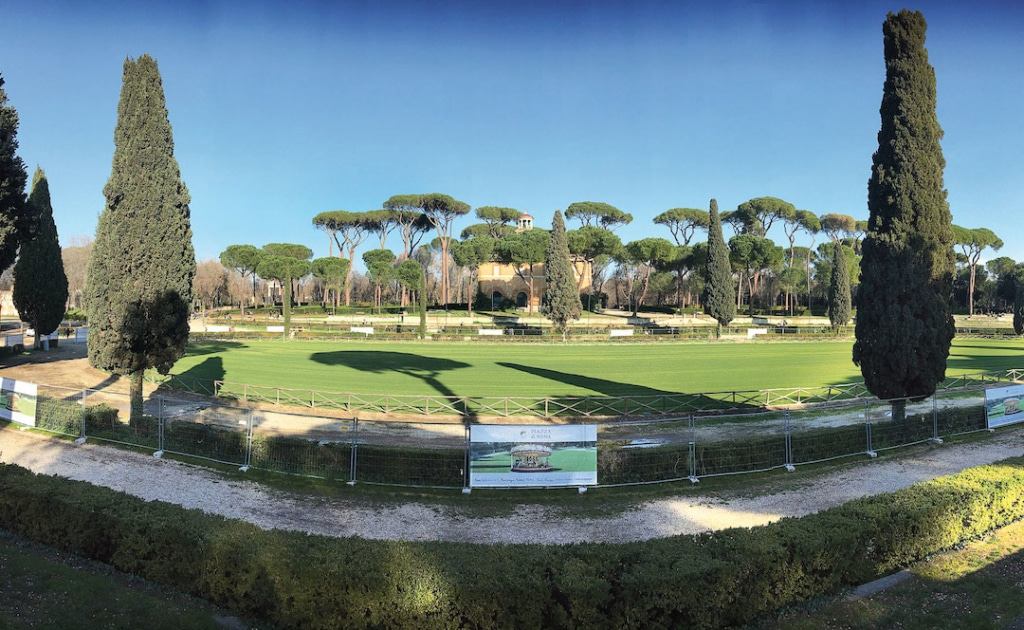 Piazza di Siena est un endroit reposant situé dans la Villa Borghese à Rome