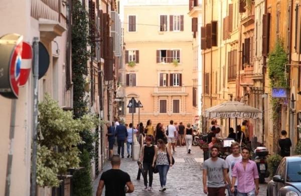 Via del Boschetto à Rome avec des touristes qui se promènent.