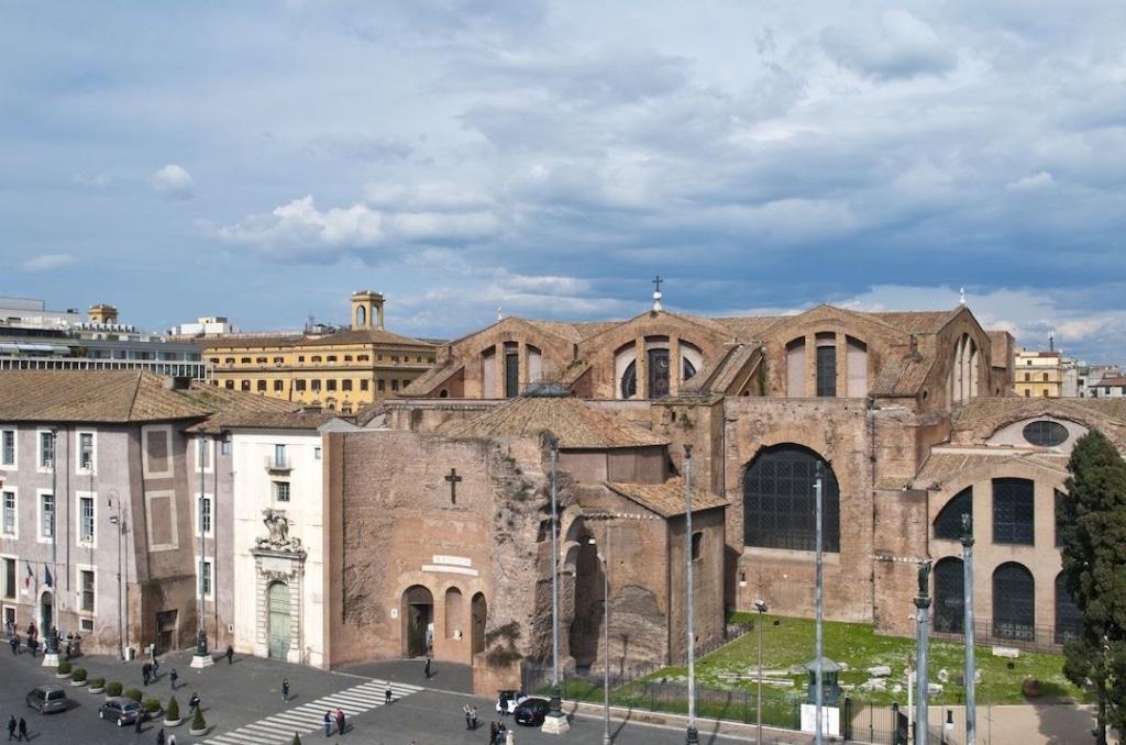 L'extérieur des Thermes de Dioclétien à Rome.